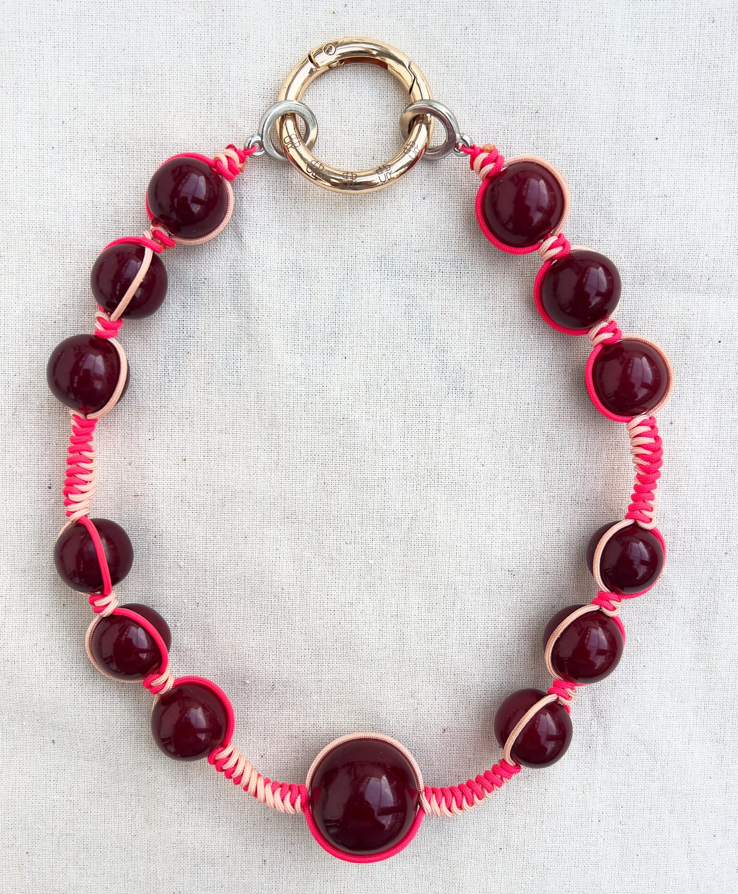 ANAKE BURDEOS | Collar de Resina, Metal e hilo de Algodón.
