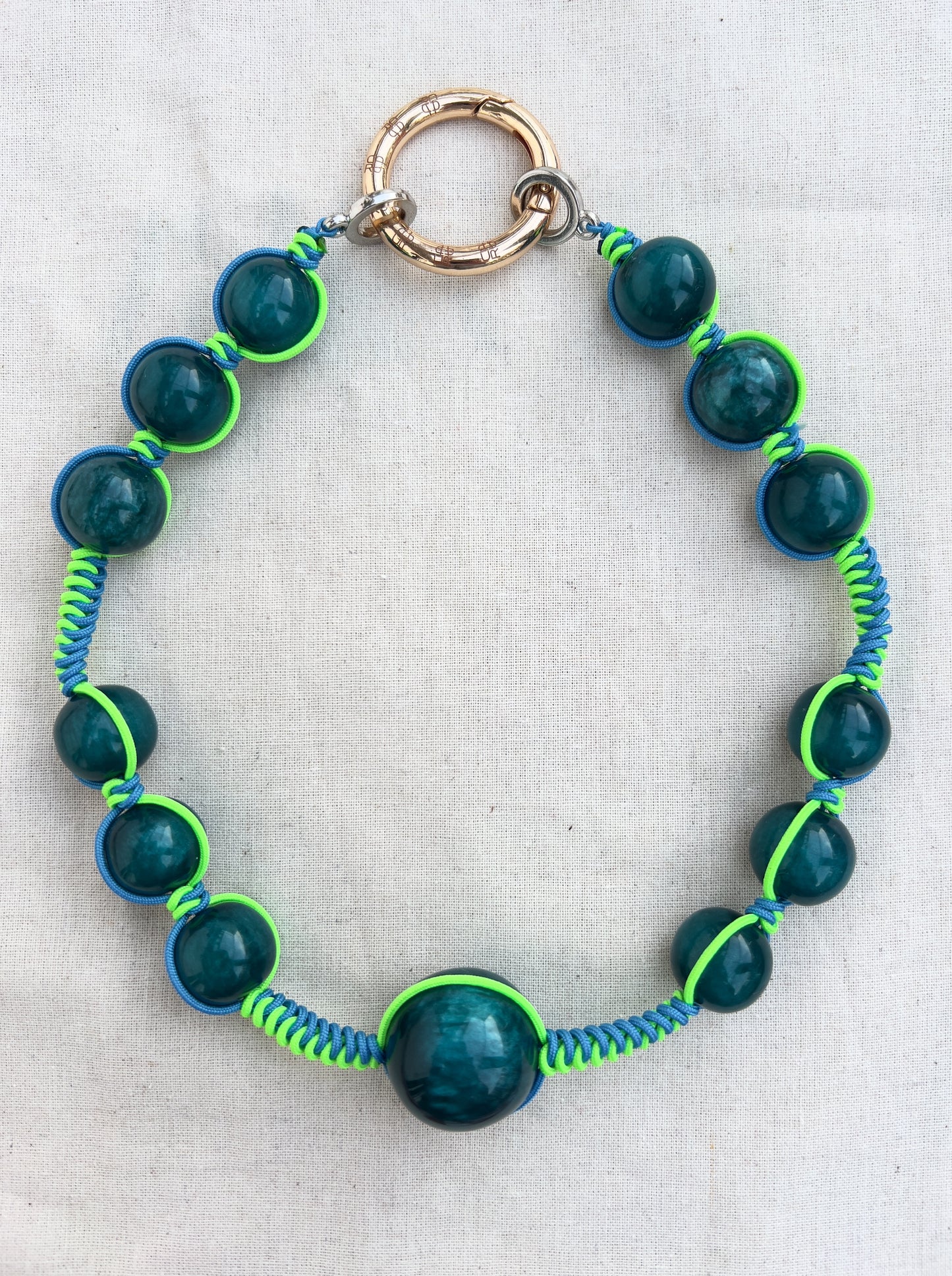 ANAKE TURQUESA | Collar de Resina, Metal e hilo de Algodón.