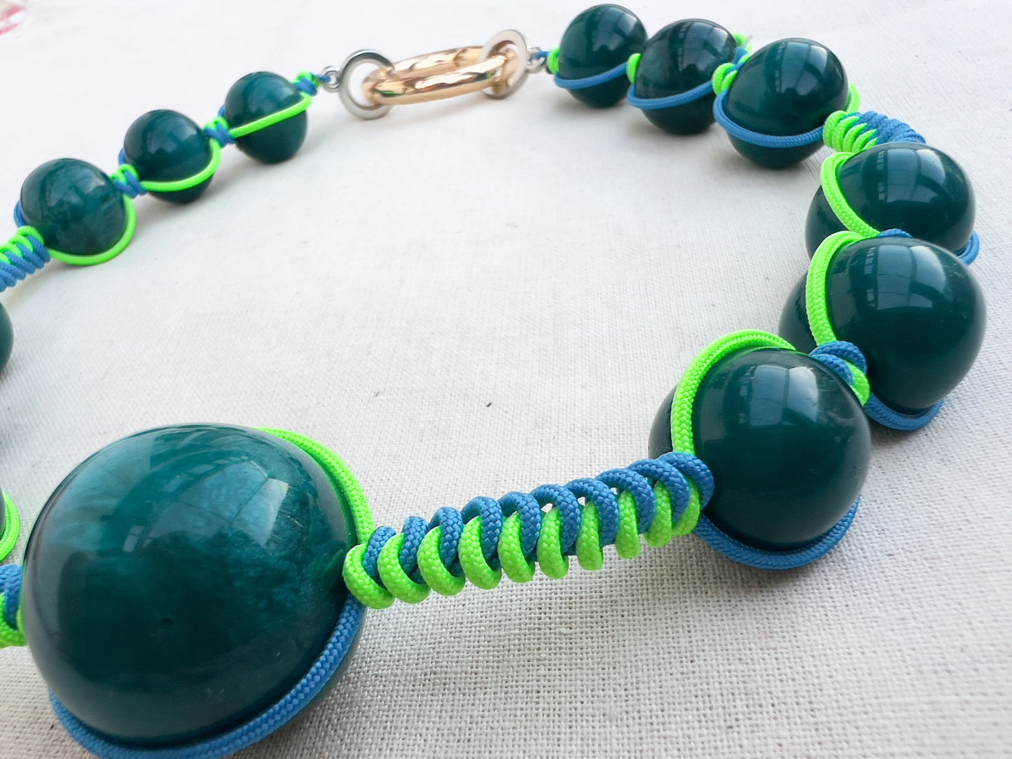 ANAKE TURQUESA | Collar de Resina, Metal e hilo de Algodón.