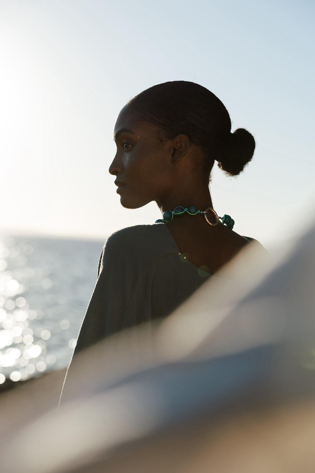 ANAKE TURQUESA | Collar de Resina, Metal e hilo de Algodón.