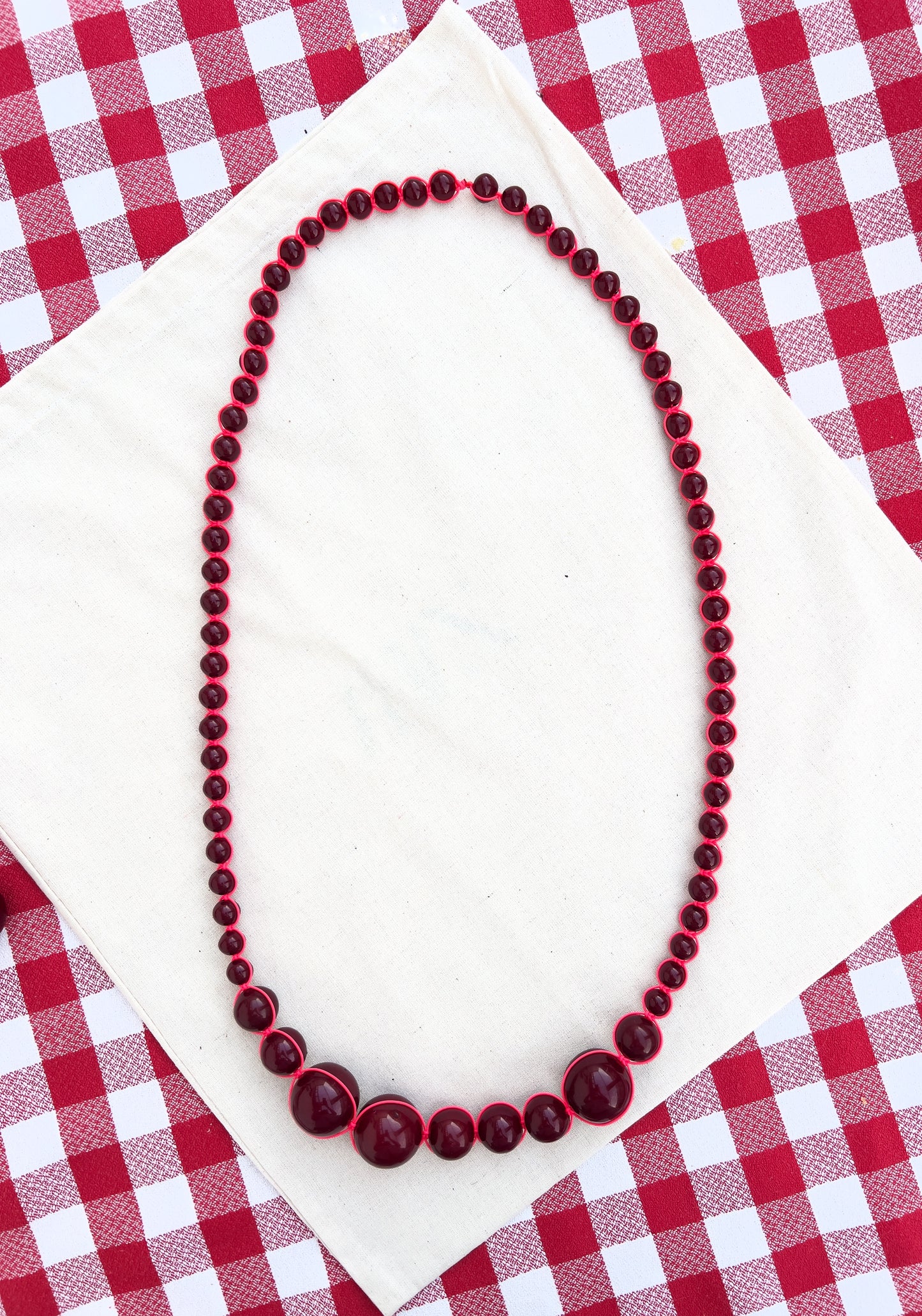 HEMERA BURDEOS | Collar de resina e hilo de algodón.