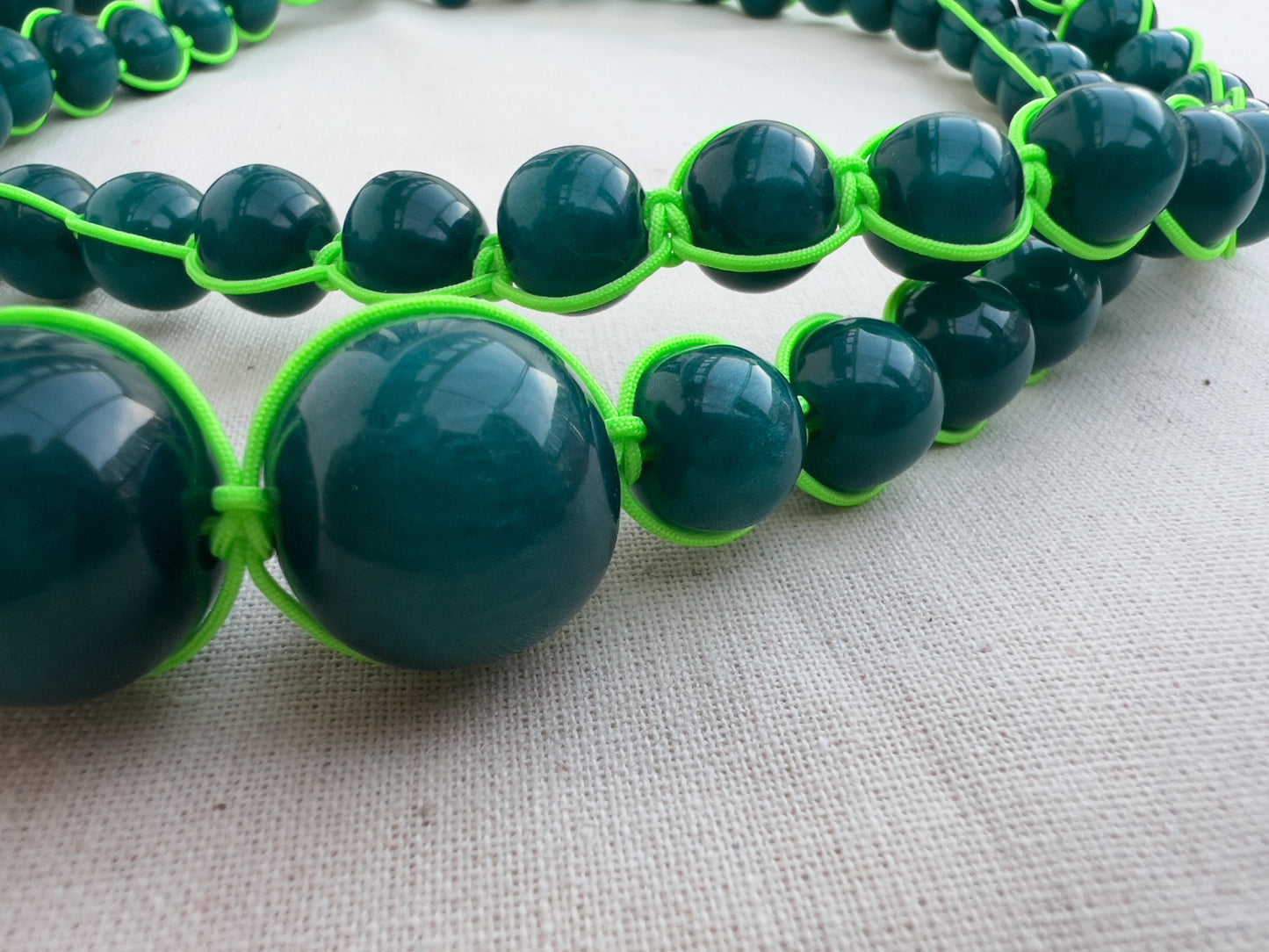 HEMERA TURQUESA | Collar de Resina e hilo de algodón.