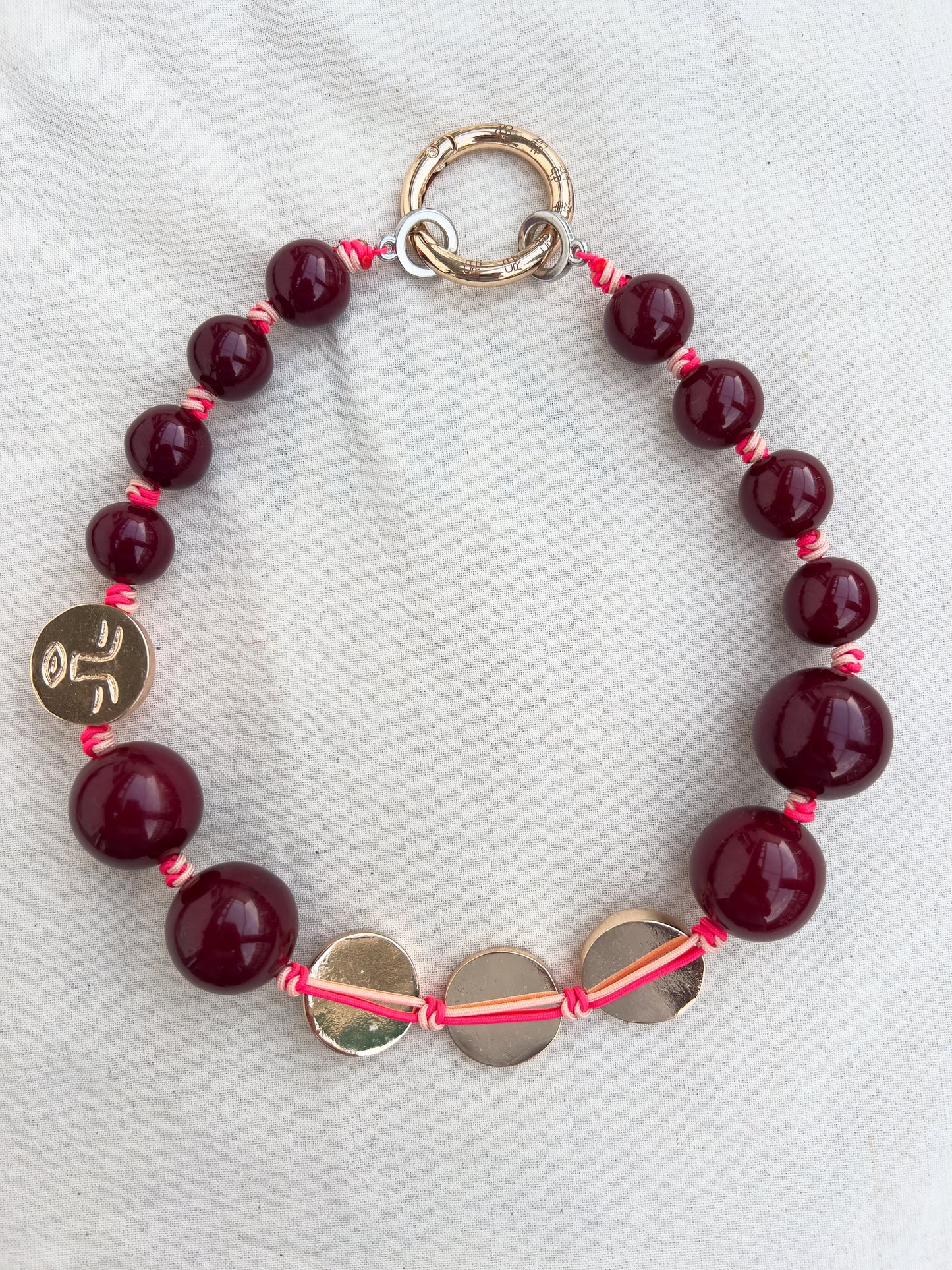 METIS BURDEOS | Collar de Resina, Metal e hilo de Algodón.