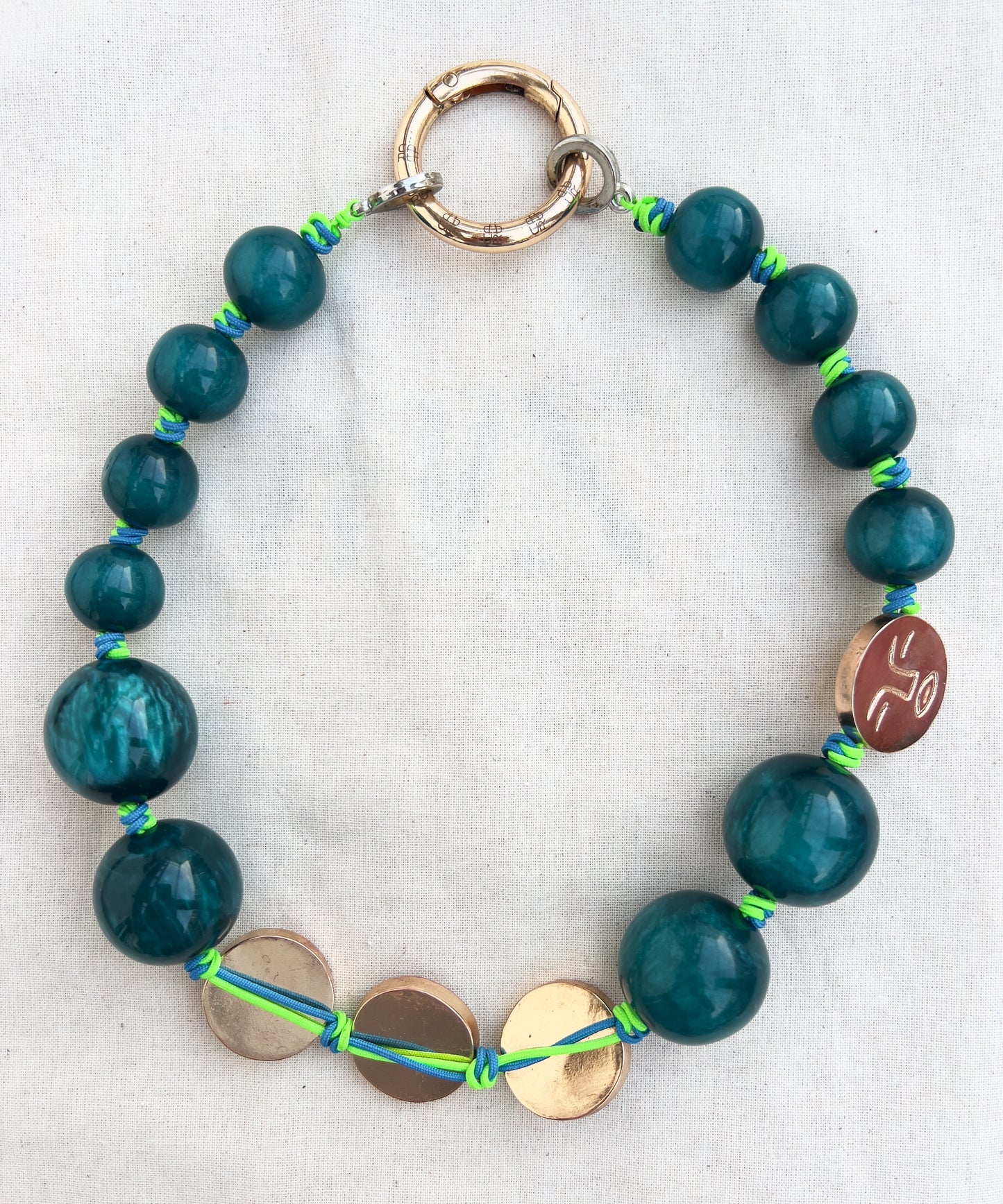 METIS TURQUESA | Collar de Resina, Metal e hilo de Algodón.