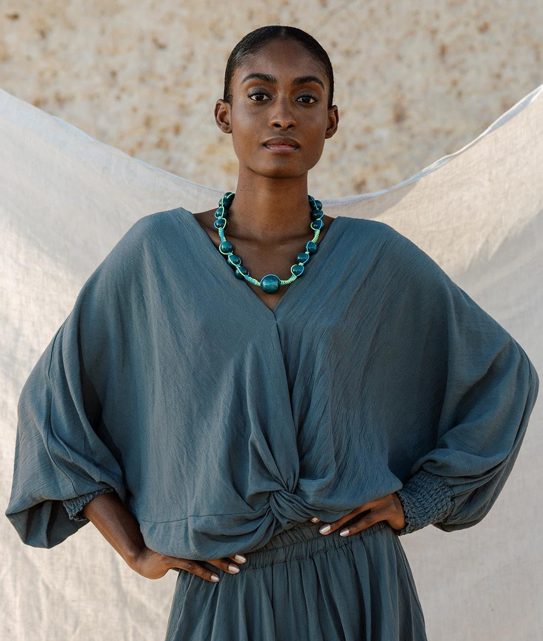 ANAKE TURQUESA | Collar de Resina,  Metal e hilo de Algodón.