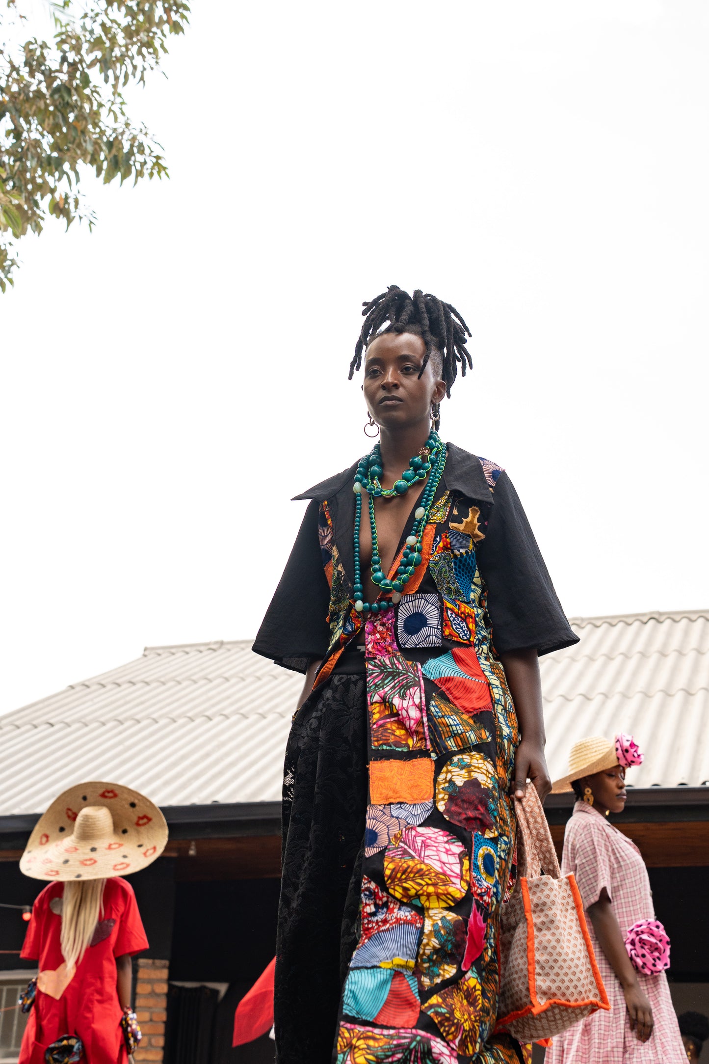 METIS TURQUESA | Collar de Resina, Metal e hilo de Algodón.